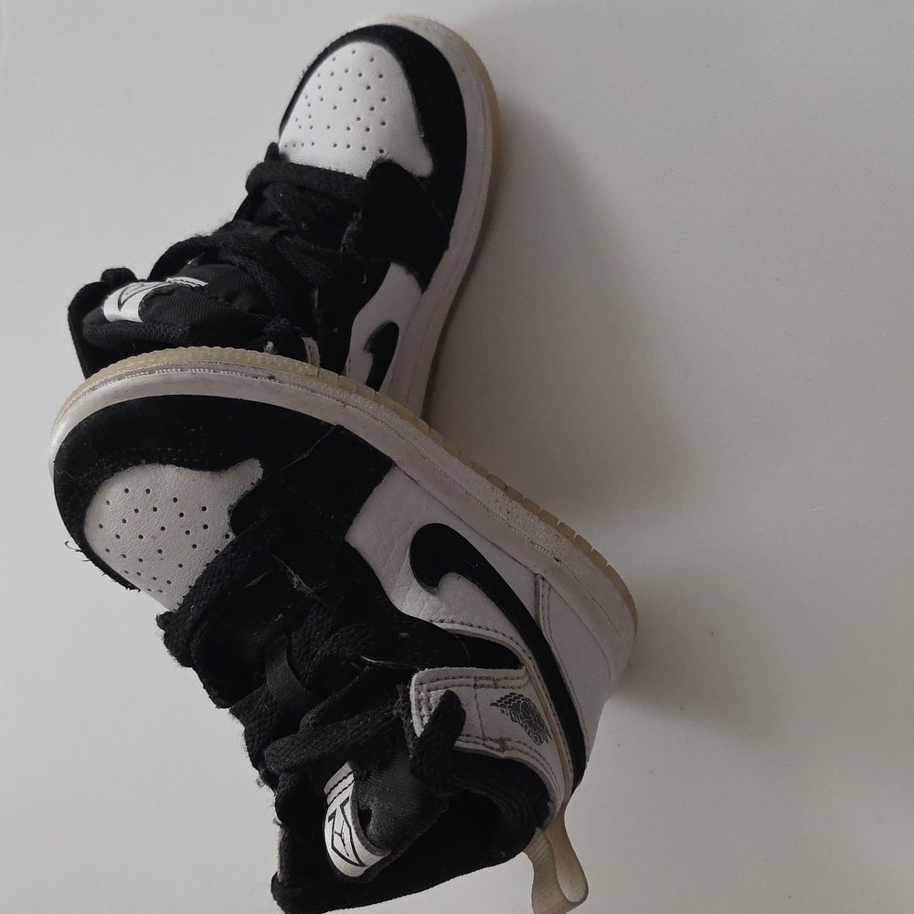 Jordan 1 Mid SE Toddler Black and White Sneakers - Picture 2 of 7